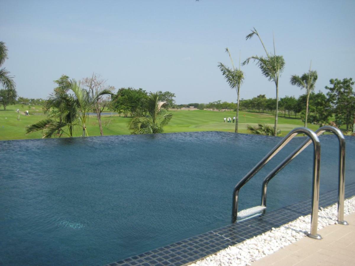 Uniland Golf & Resort Nakhon Pathom Exterior foto